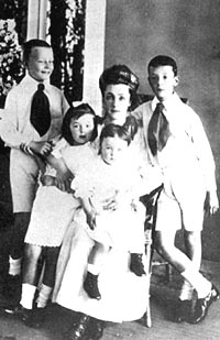 Елена Ивановна Набокова с детьми Сергеем, Ольгой, Еленой и Владимиром